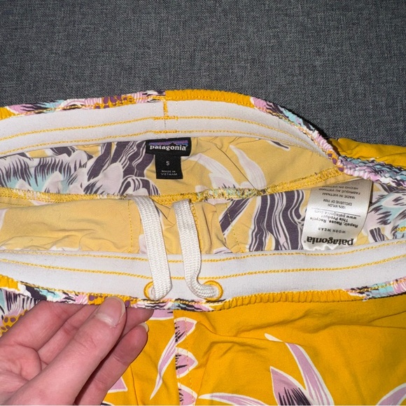 Patagonia Women's Baggies Shorts 5" Yellow Floral Print - Picture 4 of 8